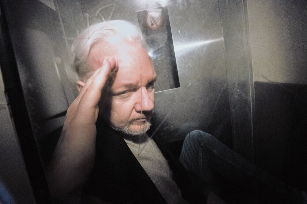 El fundador de WikiLeaks, Julian Assange, ayer al dejar el tribunal de Southwark, de Londres. Foto: NEIL HALL. EFE