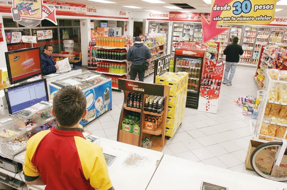 De acuerdo con datos de Oxxo, la cadena de tiendas de conveniencia llegó a 2.2 millones de clientes en agosto de este año con su tarjeta Saldazo (ARCHIVO EL UNIVERSAL)