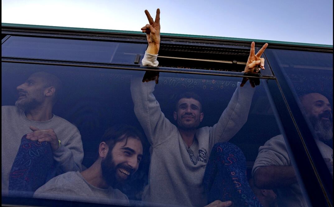 Imagen de prisioneros palestinos que fueron liberados este sábado 1 de febrero de 2025 en la Franja de Gaza como parte del intercambio por tres rehenes israelíes en el marco del alto el fuego. Foto: EFE