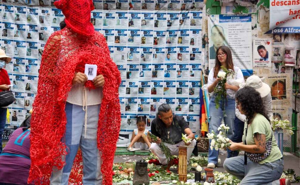 A un año de la desaparición de Ana Amelí en el Ajusco, marchan al Ángel de la Independencia; colocan memorial.
Foto: Karla Guerrero| El Universal