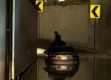 VIDEO Auto queda varado en Periférico y Reforma por encharcamiento; lluvias provocan afectaciones a vialidades y árboles caídos