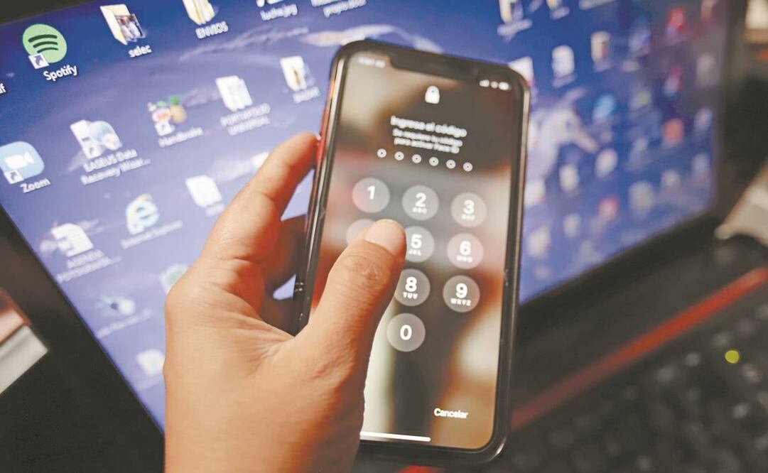 Un analista de Kaspersky sugiere eliminar la huella digital, pues no es suficiente con borrar archivos y carpetas del celular desechado. Foto: Archivo/ El Universal.