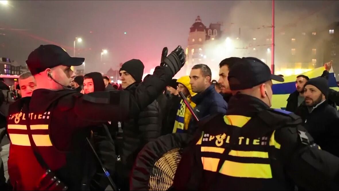 En esta imagen tomada de un video, agentes de policía escoltan a aficionados del Maccabi de Tel Aviv a una estación de metro próxima al estadio del Ajax, luego de una marcha de manifestantes propalestinos cerca del recindo, en Ámsterdam, Holanda, el 7 de noviembre de 2024. Foto: AP