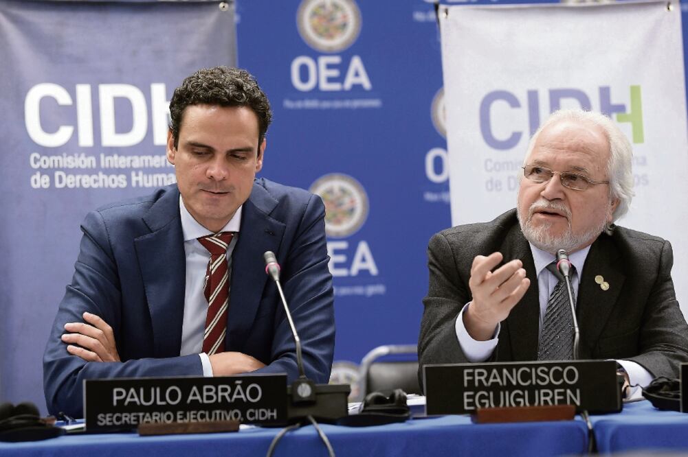 El secretario ejecutivo de la CIDH, Paulo Abrao, y el director del organismo, Francisco Eguiguren, ayer al dar a conocer el informe sobre Venezuela (LENIN NOLLY. EFE)