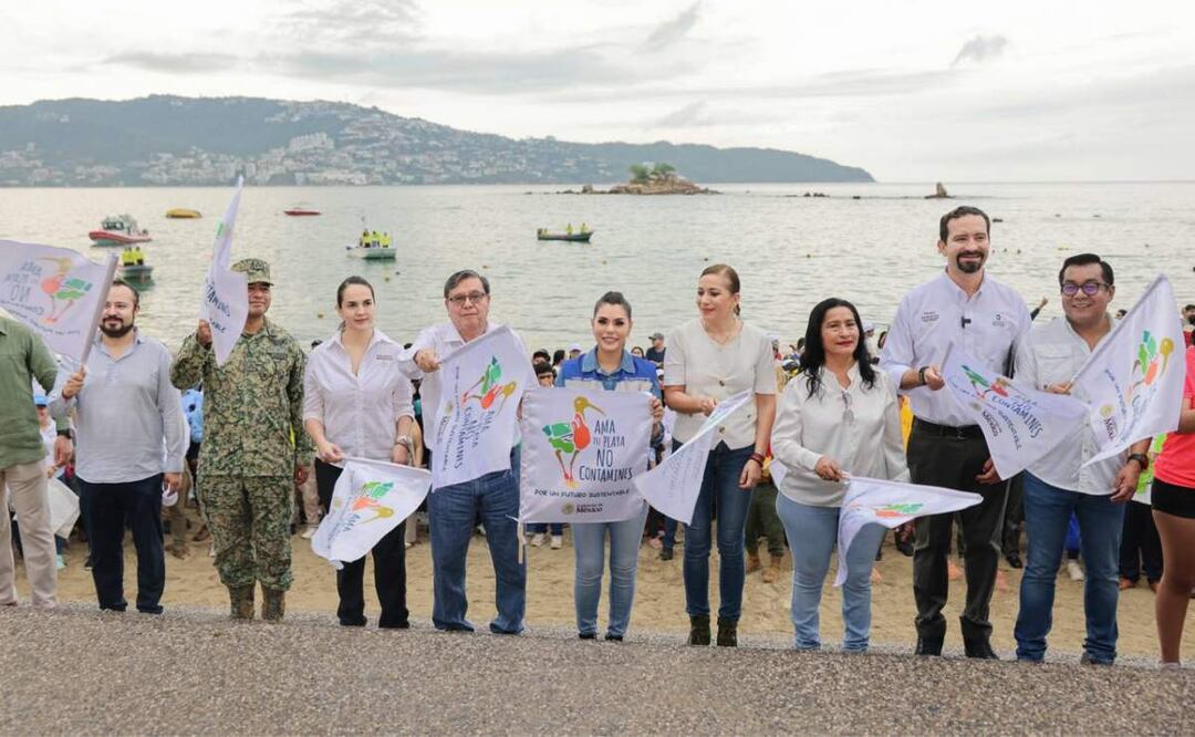 Gobernadora de Guerrero, Evelyn Salgado durante jornada de limpieza en playas de Acapulco (05/06/2025). Foto: Especial