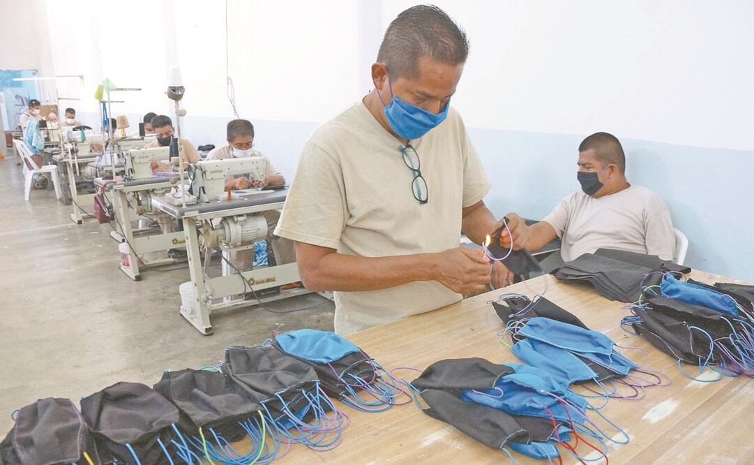 La meta es producir 2 mil cubrebocas para la población del centro penitenciario de Ixcotel, donde cada persona privada de su libertad cuenta con dos tapabocas, los cuales son lavables y tienen un costo de 10 pesos por unidad. Fotos: EDWIN HERNÁNDEZ