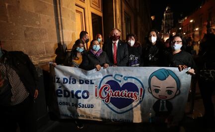 Club de fans lleva serenata con mariachi a López-Gatell