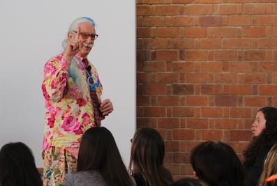 Autores de tiroteos en EU no son enfermos mentales, afirma "Patch Adams"