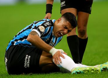 Luis Suárez recibió permiso de Gremio para atender sus problemas de rodilla en España