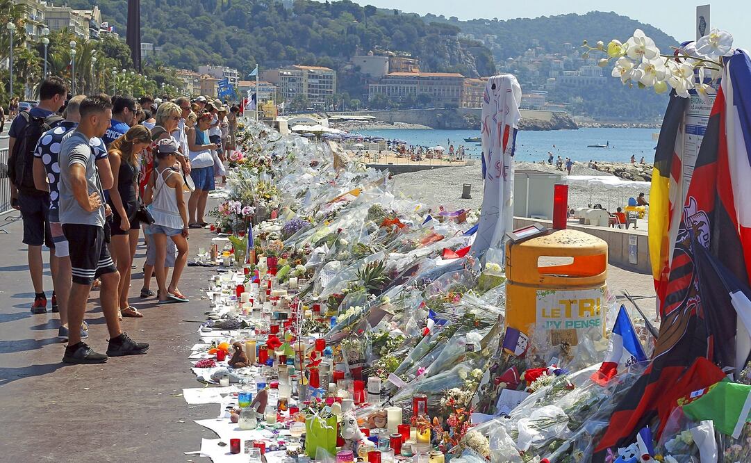  Flores y velas son colocadas en el Paseo de los Ingleses, en tributo a las víctimas del atentado terrorista en Niza, Francia. (Foto: Archivo/Xinhua)