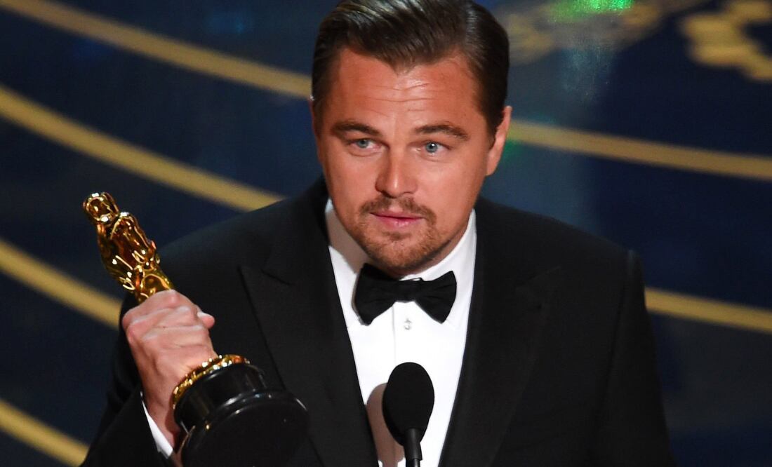 Leonardo Di Caprio con su primer Oscar. Fuente: Twitter @argentinaencine