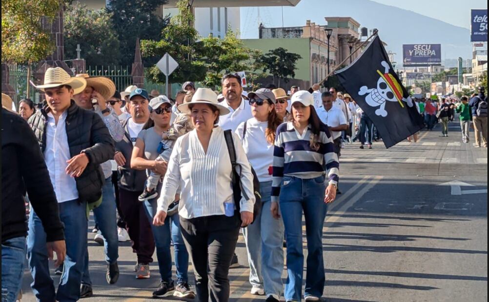 En Zamora, vestidos de blanco, los asistentes salieron de una plaza comercial y se dirigen al centro histórico. Foto: Paulina Valencia