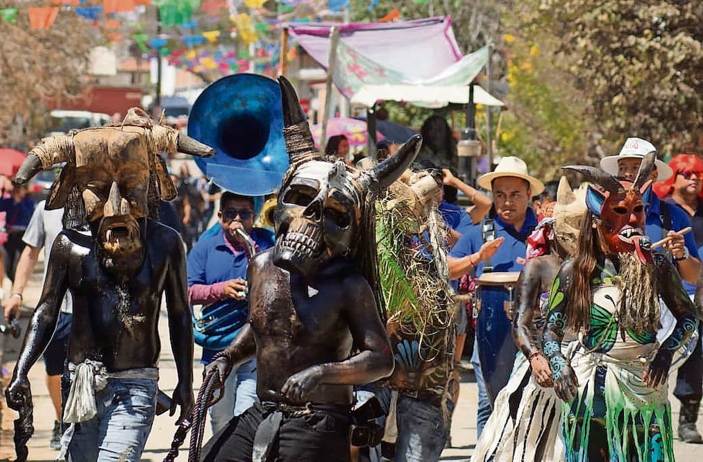 En el Carnaval de San Martín Tilcajete destacan los diablos aceitados o personajes que llevan máscaras. Foto: Edwin Hernández / EL UNIVERSAL