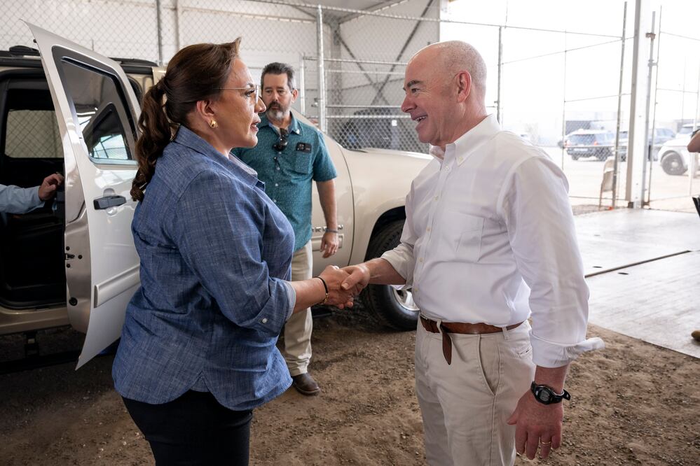 Xiomara Castro y Alejandro Mayorkas en su encuentro en la frontera sur de EU. Foto: Secretary Alejandro Mayorkas (@SecMayorkas)