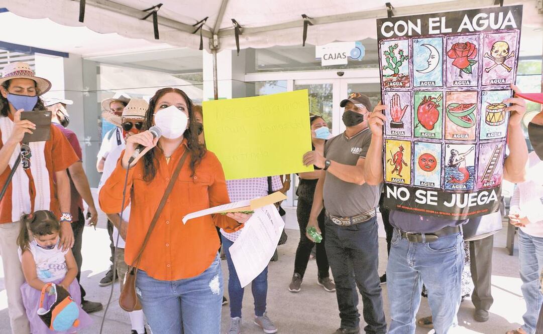 Inconformes se reunieron ayer afuera del Sistema Intermunicipal de Agua Potable y Alcantarillado. Fotos: Carlos Zepeda. EL UNIVERSAL