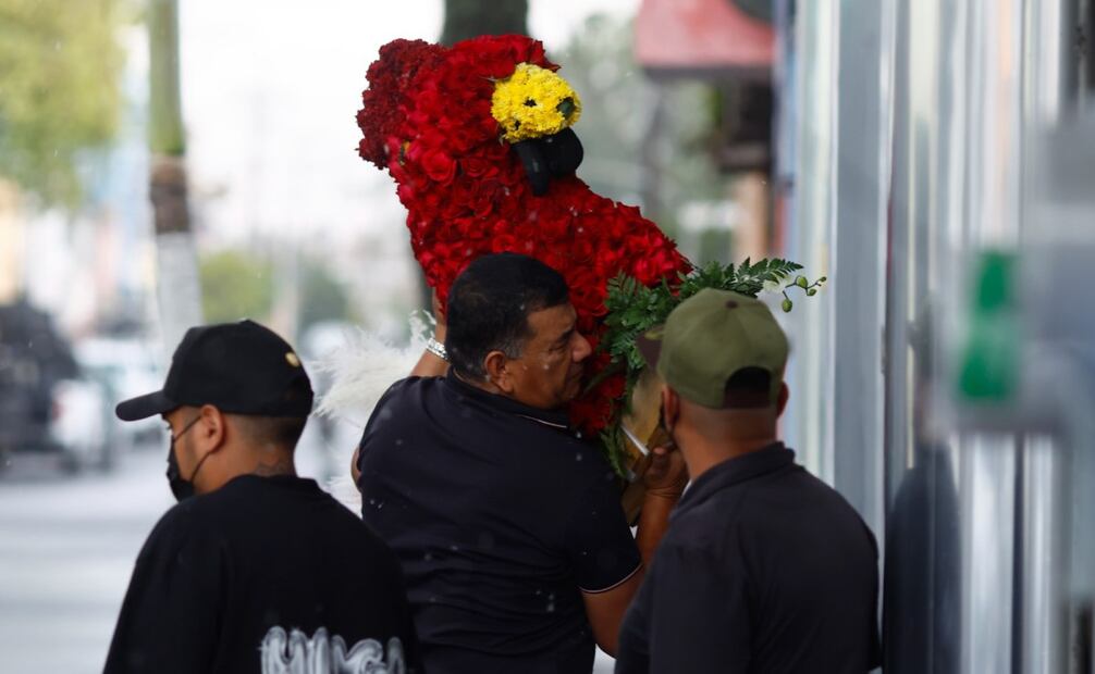 Personas cargan un arreglo floral durante la velación de Nemesio Oseguera Cervantes, alias El Mencho, líder del Cartel Jalisco Nueva Generación (CJNG), el 1 de marzo de 2026 en Guadalajara. Foto: EFE