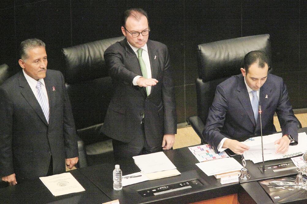 El secretario de Hacienda y Crédito Público, Luis Videgaray, asegura a senadores que aunque la reforma fiscal fue polémica, cumple con el objetivo de mantener la estabilidad del país en un contexto de bajos ingresos petroleros (LUCÍA GODÍNEZ EL UNIVERSAL)