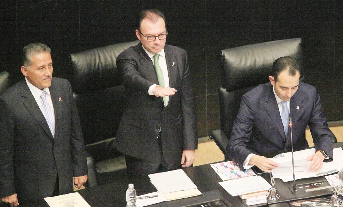 El secretario de Hacienda y Crédito Público, Luis Videgaray, asegura a senadores que aunque la reforma fiscal fue polémica, cumple con el objetivo de mantener la estabilidad del país en un contexto de bajos ingresos petroleros (LUCÍA GODÍNEZ EL UNIVERSAL)