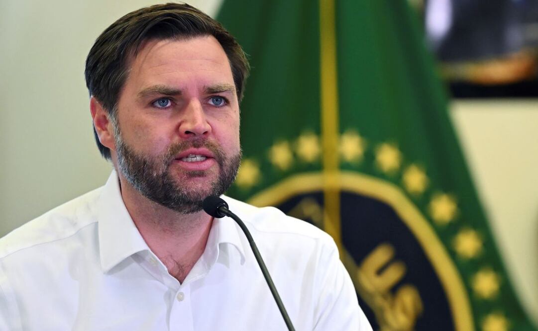 El vicepresidente explicó que pudo observar desde el aire una porción del muro fronterizo en la zona, cuya construcción se impulsó durante el primer gobierno de Trump y que fue continuada luego por el gobernador Abbott, su aliado. (05/03/25) Foto: AFP