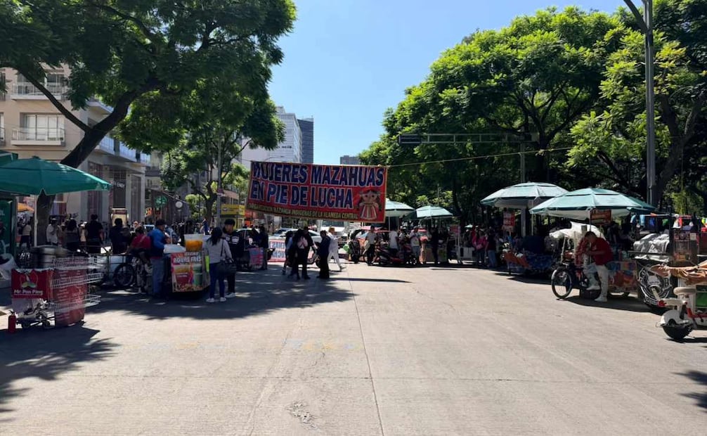 Ambulantes desafían reordenamiento y bloquean Avenida Juárez; mantienen diálogo con autoridades.
Foto: Arturo Ordaz Díaz