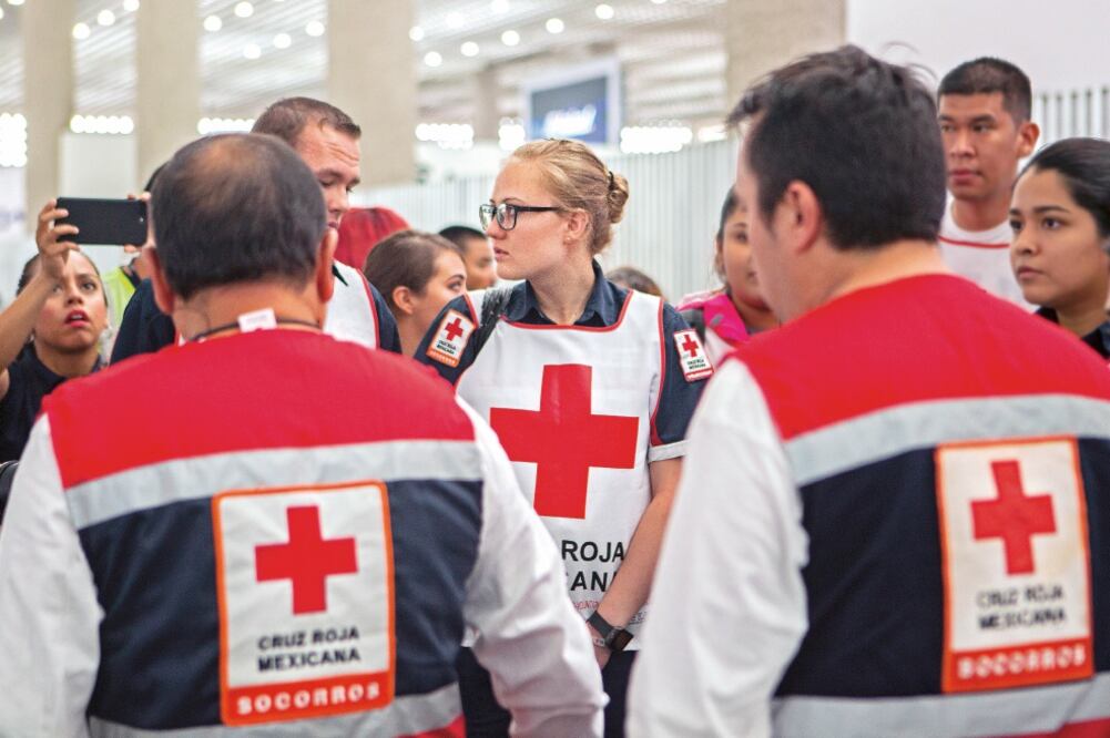 Un grupo de 35 socorristas en Aeropuerto Internacional de México enviados por la Cruz Roja Mexicana a Houston, Texas para ayudar a afectados por Harvey. (CAMILA MATA. EL UNIVERSAL)