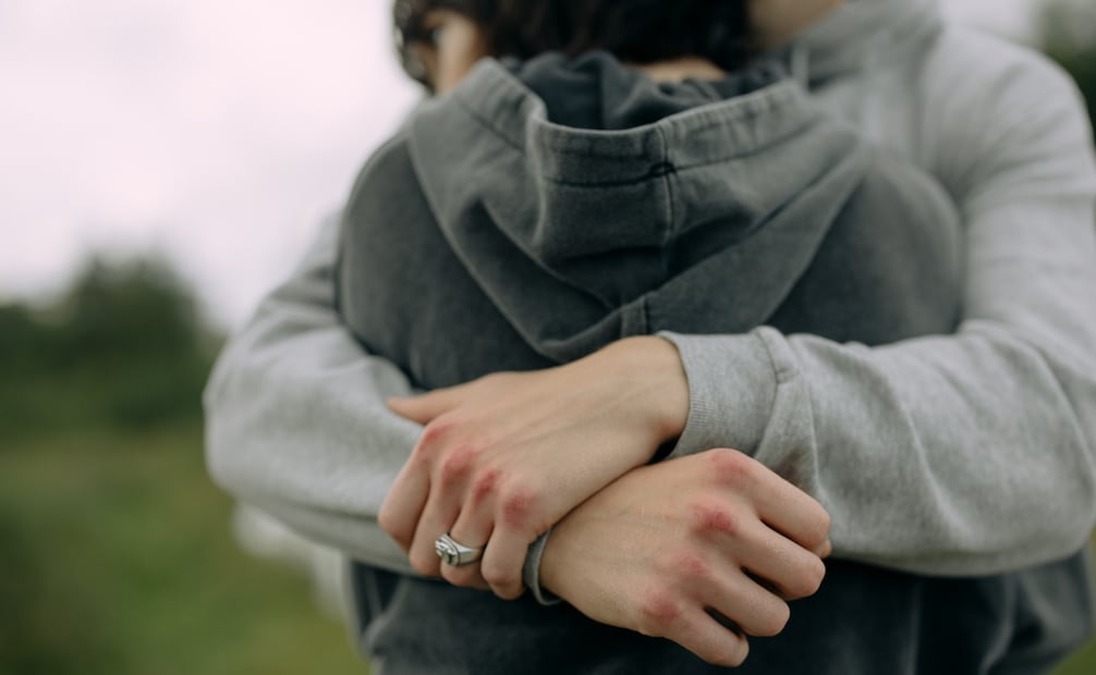 Abrazar también fortalece le vínculo con otras personas y refuerza el sentimiento de pertenencia. Foto: Canva