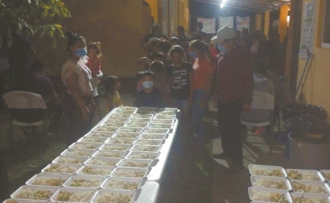 Migrantes deportados de EU a México y de este país a Guatemala reciben alimentos en la Casa del Migrante Belén. Foto: Cortesía: Casa del Migrante Belén, El Ceibo.