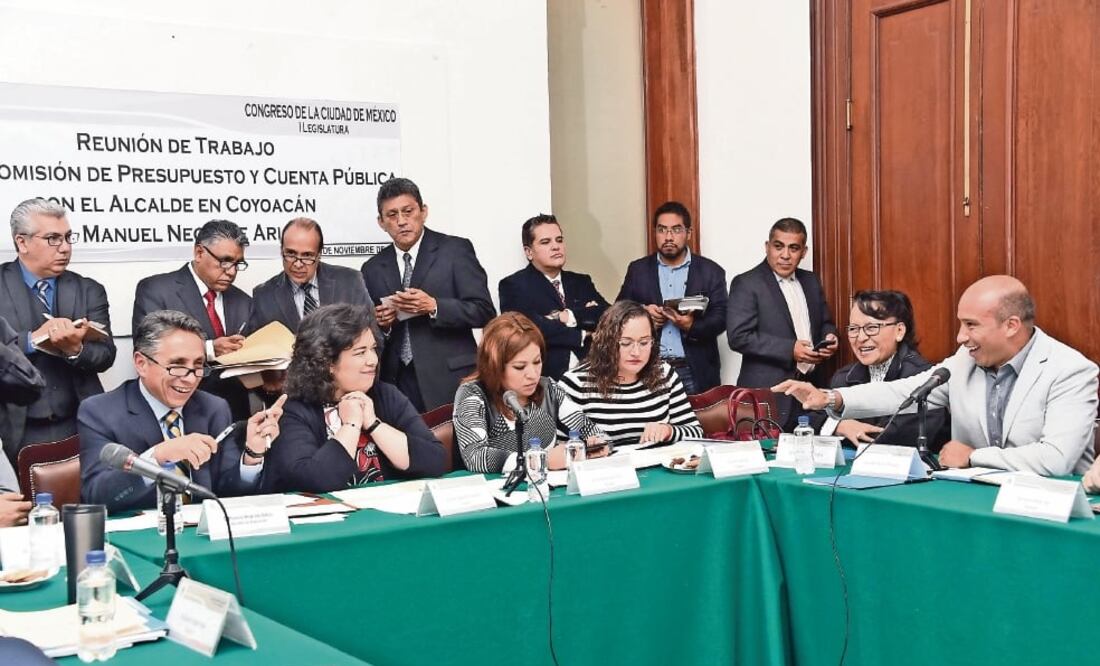 El alcalde de Coyoacán, Manuel Negrete Arias (izq.), se reunió con diputados locales de la Comisión de Presupuesto y Cuenta Pública a quienes aseguró que busca la entrega transparente y sin tintes partidistas de apoyos sociales (ESPECIAL)
