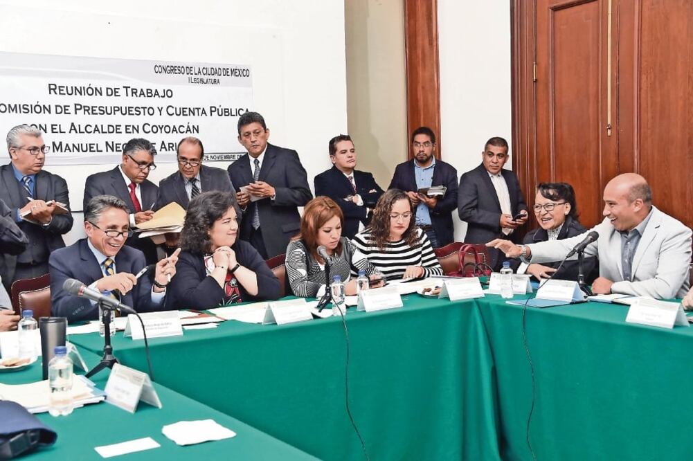 El alcalde de Coyoacán, Manuel Negrete Arias (izq.), se reunió con diputados locales de la Comisión de Presupuesto y Cuenta Pública a quienes aseguró que busca la entrega transparente y sin tintes partidistas de apoyos sociales (ESPECIAL)