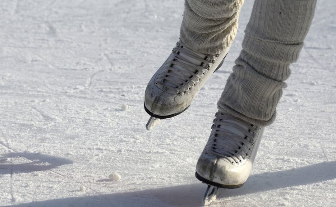 Durante la temporada navideña podrás patinar sobre hielo en las pistas instaladas en la CDMX. Foto: Pixabay