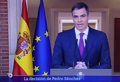 "Es una tomadura de pelo": Pedro Sánchez se queda y desata la furia de la oposición en España