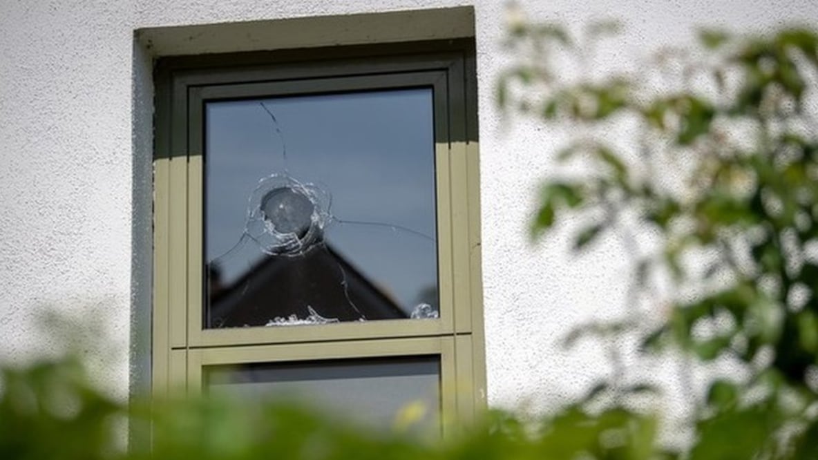 La estación de policía tuvo que reforzar su seguridad durante la noche. Foto: AFP