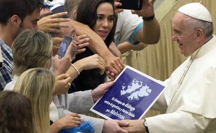 Vaticano resta importancia a polémica foto del Papa