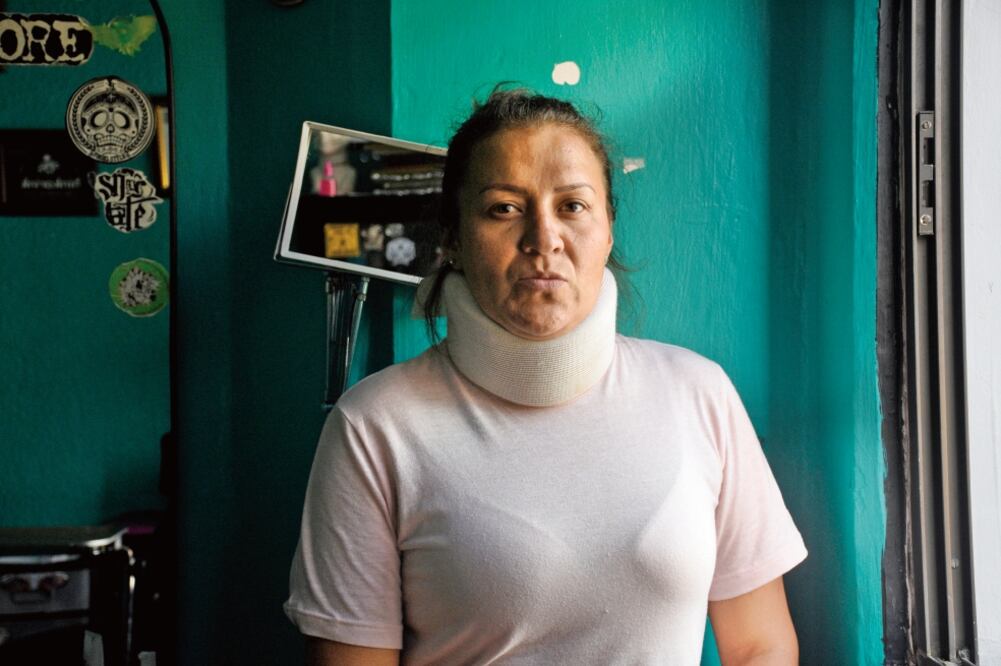 Laura planeó unas clases de belleza durante algún tiempo, así que por internet rentó un espacio en Álvaro Obregón. A las 48 horas del sismo intentó acercarse a la avenida para saber si podía recuperar su material de trabajo. Era imposible. (ALONSO ROMERO)