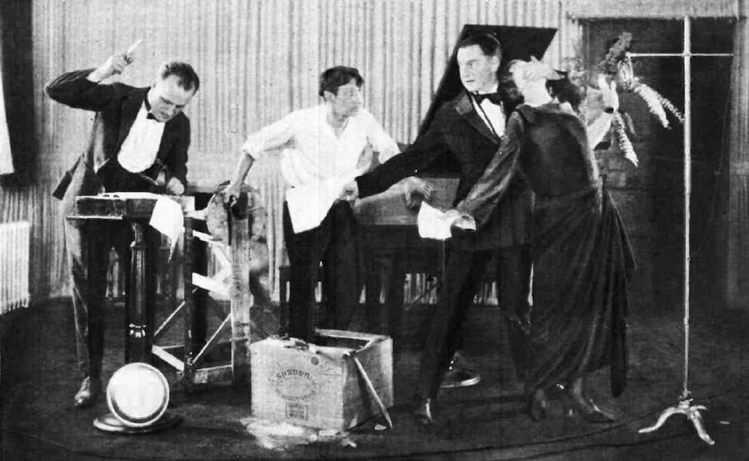 Las radionovelas y radiodramas eran contenidos predilectos para las audiencias mexicanas y de todo el mundo a mediados del siglo XX. Estaciones como la XEW o la XEQ produjeron seriales muy exitosas que, hasta el día de hoy, entretienen a algunos melancólicos. Foto: Wikimedia Commons.