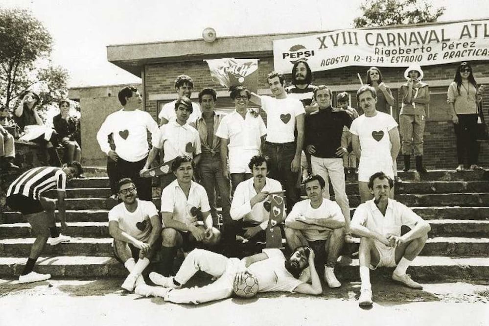 1966. Equipo de futbol "Pincel y Fibra", en el que participaban Juan García Ponce, Brian Nissen, Roger von Gunten, Manuel Felguérez, Fernando García Ponce, Juan Carbajal, Gabriel Ramírez y otros. CORTESÍA ARCHIVO ARNALDO COEN