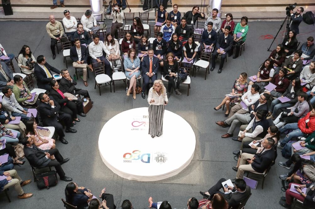 Carla Estrada participó en el foro y sugirió a los jóvenes destacados en orato r ia hablar con el corazón, sencillez, verdad y ética durante sus discursos. (GERMÁN ESPINOSA. EL UNIVERSAL)