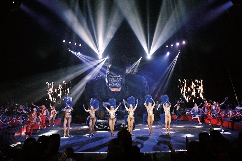 El Circo Atayde sin animales presentó este invierno a Truxón, el robot más grande del mundo. Su carpa se ha habilitado además como foro para conciertos de rock (ALEJANDRO ACOSTA. EL UNIVERSAL)