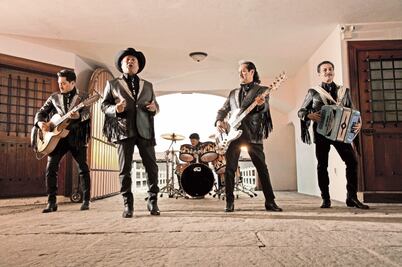 Tigres del Norte le cantan a Chente