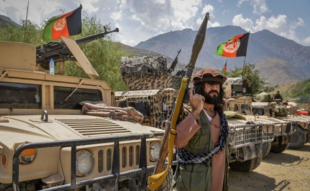 Armados y con carros militares, combatientes del valle de Panjshir defienden su territorio. Foto del 19 de agosto. Foto: Getty Images