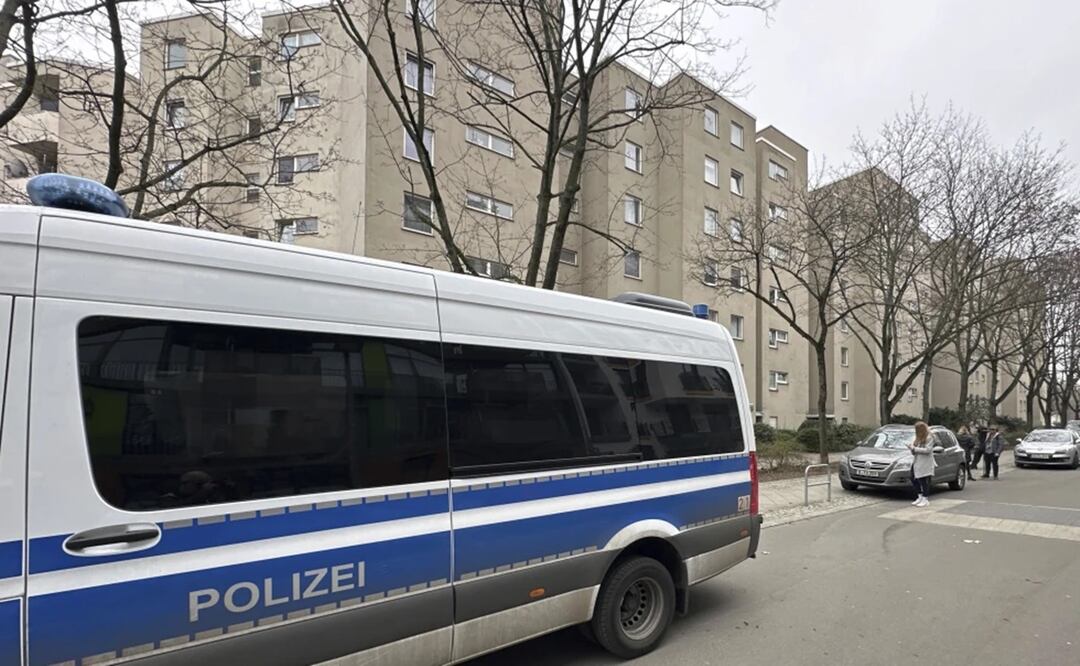 Un auto de la policía estacionado frente a un edifico de apartamentos en el distrito Kreuzberg en Berlín, el martes 27 de febrero de 2024. Foto. AP