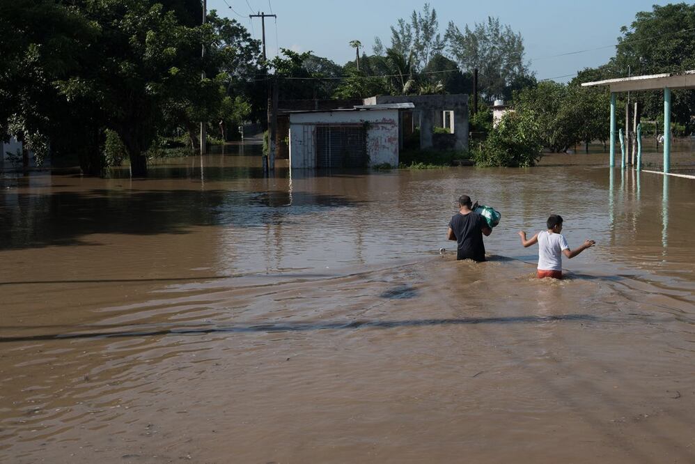 Este domingo se desbordó el Río Jamapa en sus límites con municipios como Cotaxtla y Jamapa, esto en Veracruz. FOTO: Fabián Delgado