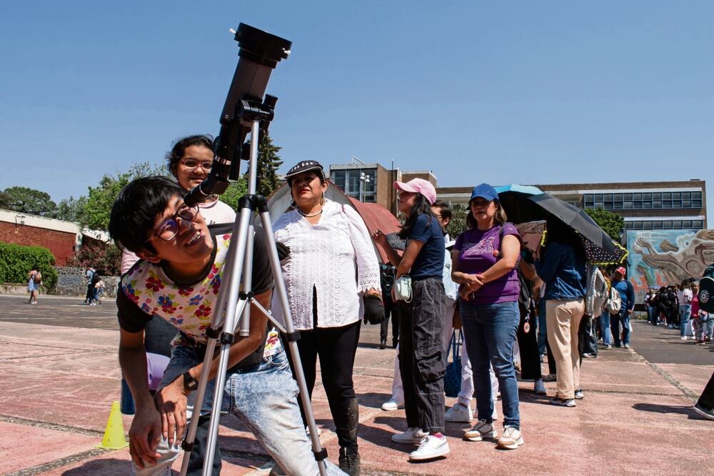 En CU la gente se arremolinó para contemplar el cielo. Algunos hicieron fila para ver a través de un telescopio. Foto: Abril Angulo / El Universal