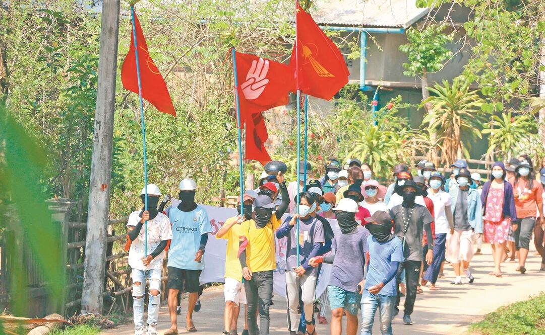 Manifestantes, contra el golpe militar en el distrito de Dawei, ayer. Foto: AFP