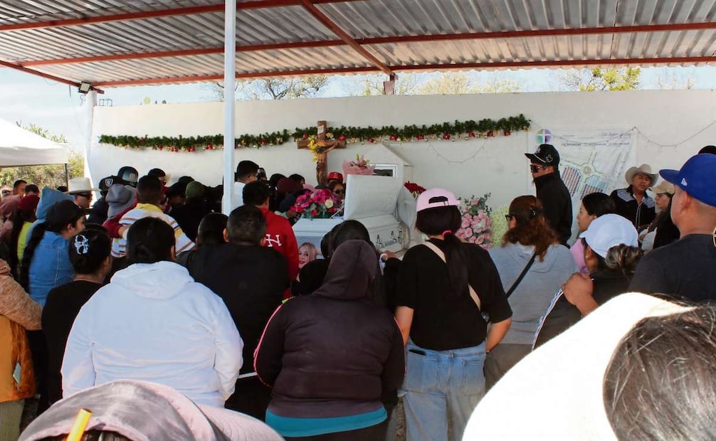 Familiares de seis de las 11 víctimas de la masacre en la comunidad Loma de Flores salieron en caravana para darles sepultura en el Panteón San Nicolás de Temascatío, en Irapuato. Foto: Xóchitl Álvarez / EL UNIVERSAL