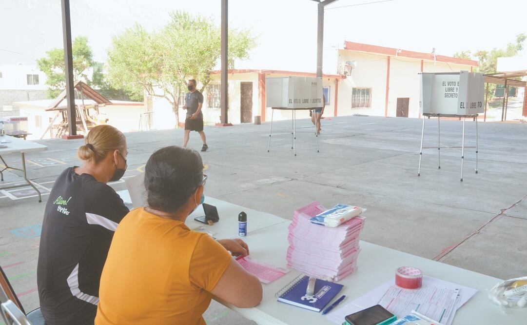 Aspecto de una casilla de votación ubicada en Monterrey, Nuevo León. En otras ciudades, como San Luis Potosí, Ciudad Victoria, Pachuca, Puebla, Veracruz, Guadalajara, Aguascalientes y Hermosillo tampoco hubo interés. Foto: Emilio Vásquez/ EL UNIVERSAL.