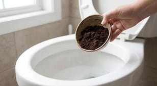 ¿Por qué se recomienda tirar café usado en el escusado?; conoce los beneficios de este truco casero