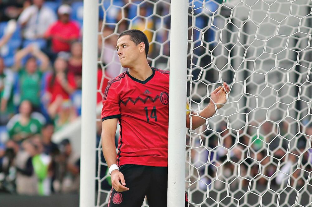 Fiel a su costumbre, Javier Hernández estuvo en la banca (EFE)