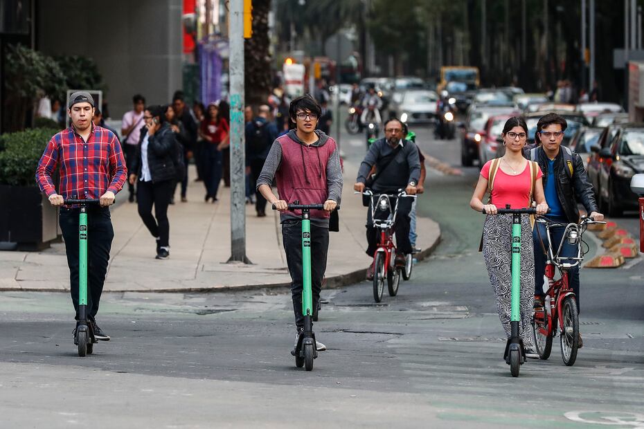 Sin embargo, es común ver a personas circulando en en estos aparatos infringiendo normas de tránsito, ya sea invadiendo carriles confinados para bicicletas y autobuses, pasando entre los coches o andando en sentido contrario y por la banqueta. Foto: archivo/ EL UNIVERSAL
