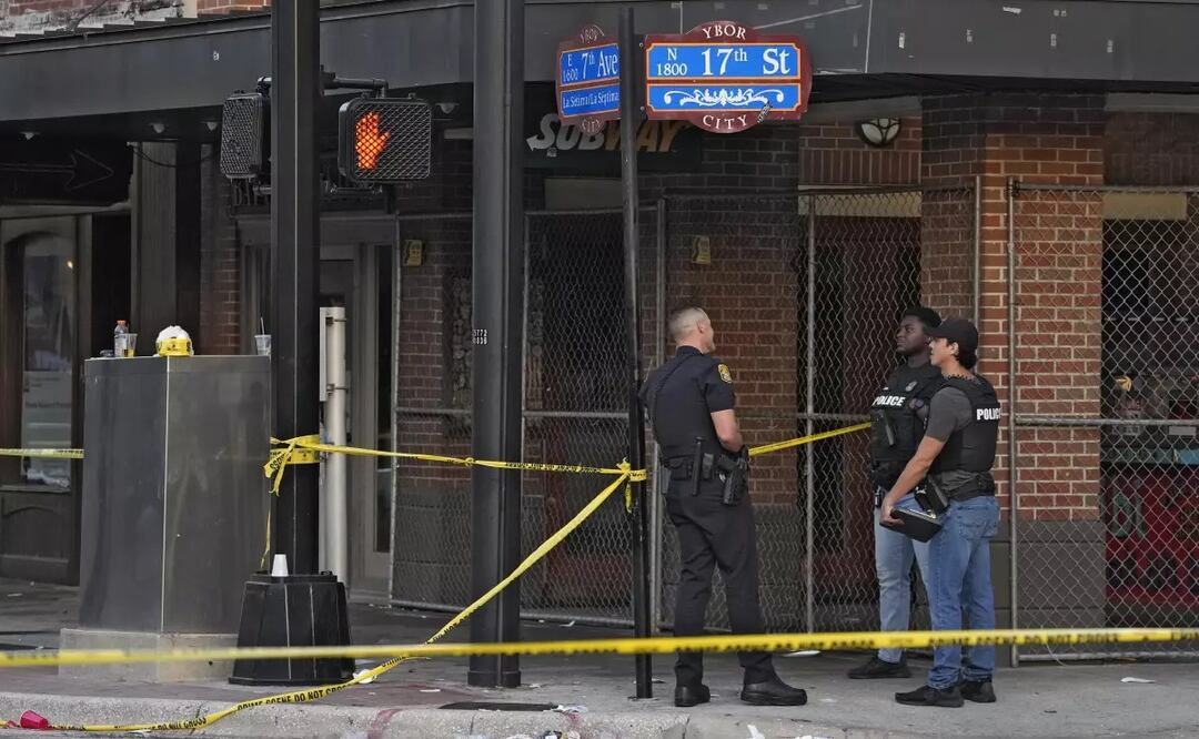 Agentes de policía permanecen en una calle de la zona de Ybor City en Tampa, Florida, después de un tiroteo. Foto: AP
